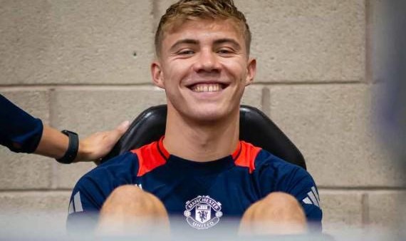 邮报：虽然越来越接近加盟那不勒斯，但霍伊伦仍然想留在曼联